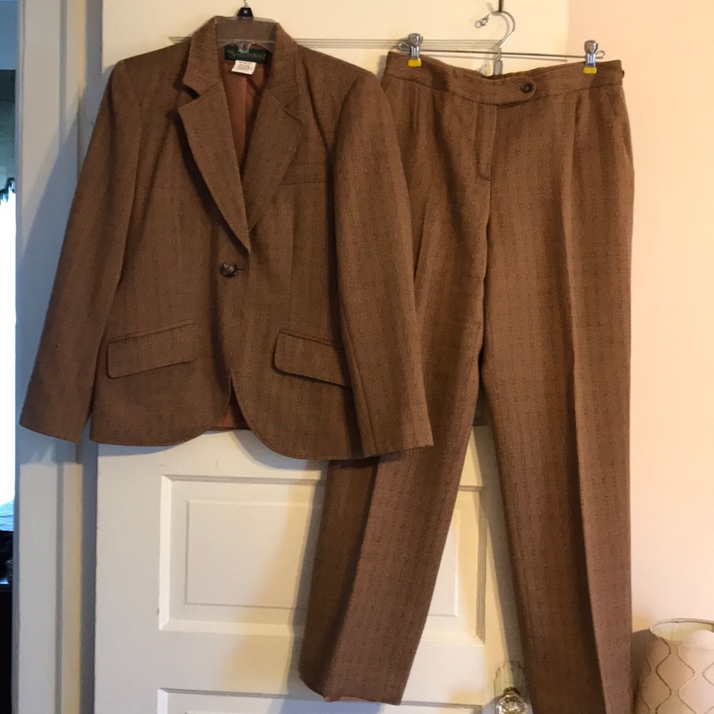 Pants suit